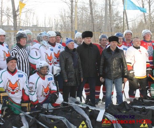 Хоккеисты Лисаковска получили форму в подарок на День независимости