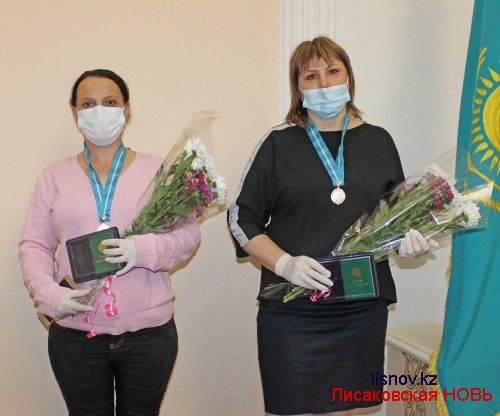 Две многодетные мамы Лисаковска награждены подвесками "Күміс алқа"