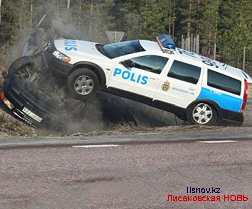 В Казахстане полицейским разрешили таранить авто